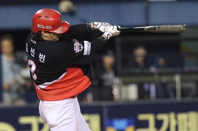 KIA 김선빈이 지난 17일 잠실 두산전 안타를 때려내고 있다. KIA 타이거즈 제공