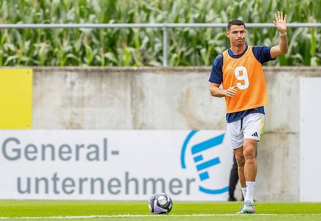 ▲ 호날두는 알 나스르에서 선수 이상의 힘을 가지고 있다. 최근 2027년까지 계약을 연장하면서 클럽의 지분 15%를 넘겨받은 것으로 알려졌다. 그러면서 구단 운영에 관여할 자격을 얻어 선수 겸 단장이라는 무소불위의 권력을 휘두를 수 있게 됐다는 분석이 따른다. ⓒ 연합뉴스/AFP