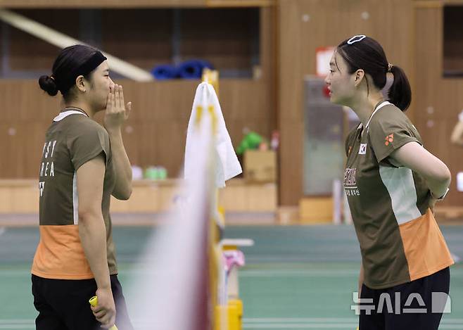 안세영(왼쪽)이 18일 오후 충북 진천군 국가대표선수촌에서 훈련 중 김가은과 대화하고 있다. /사진=뉴시스