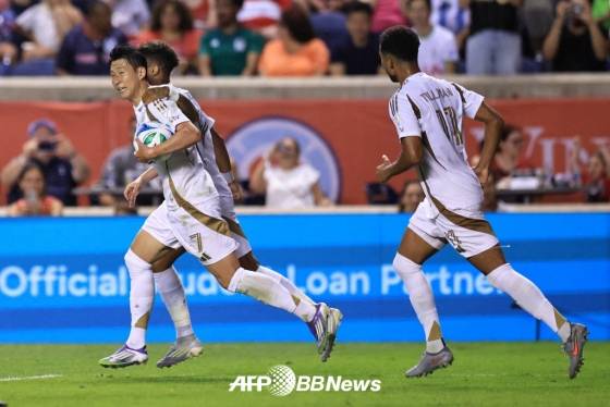 로스앤젤레스(LA)FC 손흥민(왼쪽)이 10일 미국 일리노이주 브리지뷰의 시트긱 스타디움에서 열린 시카고 파이어FC와의 2025 미국프로축구 메이저리그사커(MLS) 27라운드 원정경기에서 드니 부앙가의 페널티킥 득점 이후 대신 공을 챙긴 뒤 자기 진영으로 복귀하고 있다. /AFPBBNews=뉴스1