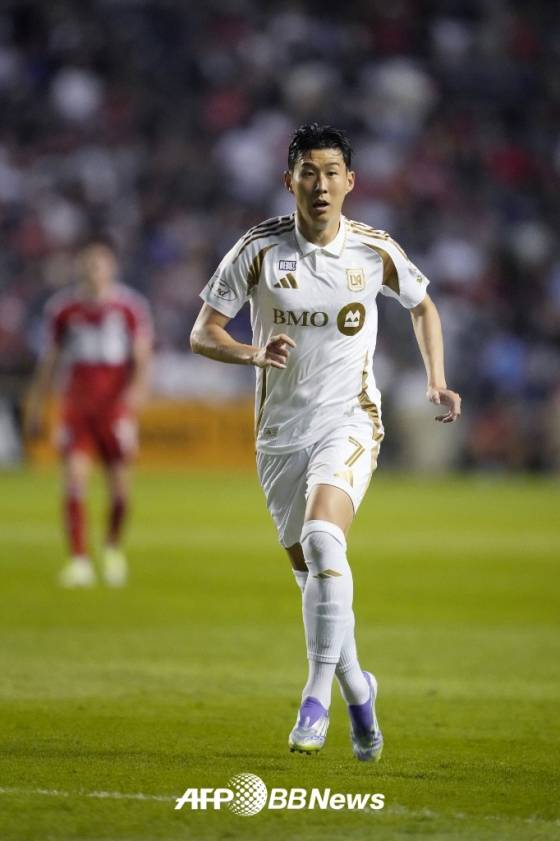 로스앤젤레스(LA)FC 손흥민이 10일 미국 일리노이주 브리지뷰의 시트긱 스타디움에서 열린 시카고 파이어FC와의 2025 미국 프로축구 메이저리그사커(MLS) 27라운드 원정경기에 교체로 출전해 데뷔전을 치렀다. /AFPBBNews=뉴스1
