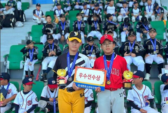 우수선수상을 받은 정나엘(왼쪽·경기 남양주야놀유소년야구단)과 이은규(세종시유소년야구단). /사진=대한유소년야구연맹