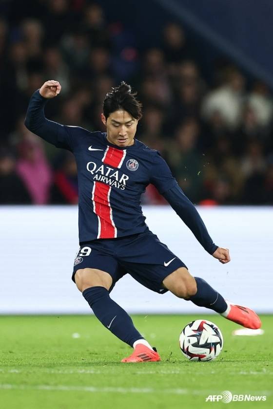 이강인이 킥을 시도하고 있다. /AFPBBNews=뉴스1