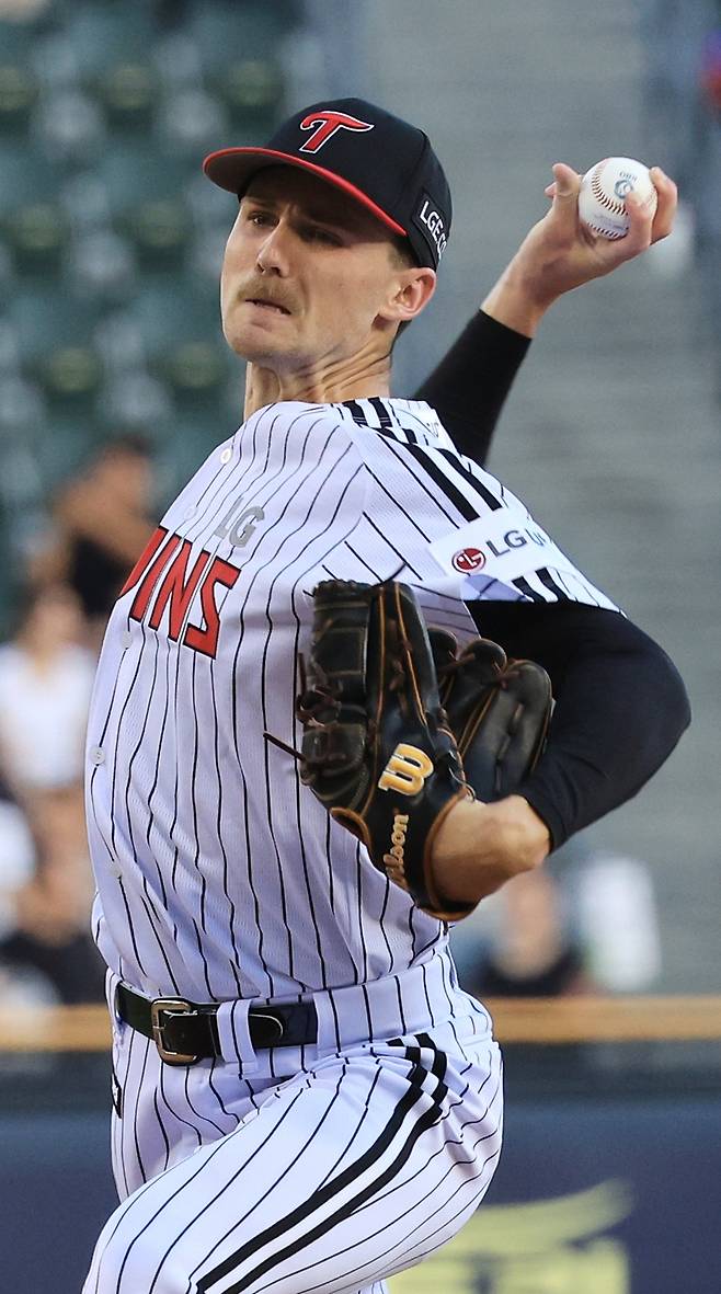 LG 트윈스 외국인 투수 톨허스트가 19일 서울 잠실야구장에서 열린 2025 신한 SOL Bank KBO리그 롯데 자이언츠와의 팀 간 12차전에 선발등판, 6이닝 무실점으로 승리투수가 됐다. 사진 연합뉴스