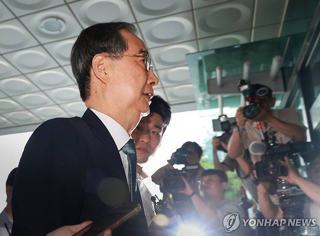 한덕수 전 총리, 피의자 신분으로 내란특검 출석 (서울=연합뉴스) 신현우 기자 = 12·3 비상계엄 사태에 가담·방조한 혐의를 받는 한덕수 전 국무총리가 19일 서울 서초구 서울고검에 마련된 조은석 내란특별검사팀에 출석하고 있다.
    한 전 총리는 지난달 2일 특검에 출석해 조사받은 바 있다. 2025.8.19 nowwego@yna.co.kr