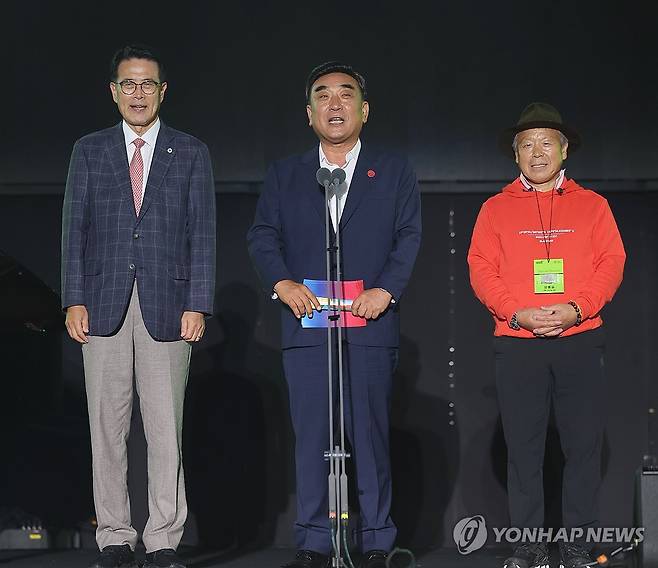 울산울주세계산악영화제 환영사 하는 김두겸 시장 (울산=연합뉴스) 김용태 기자 = 27일 오후 울산시 울주군 영남알프스 복합웰컴센터에서 열린 '제9회 울산울주세계산악영화제' 개막식에서 김두겸 울산시장이 환영사를 하고 있다. 2024.9.27 yongtae@yna.co.kr