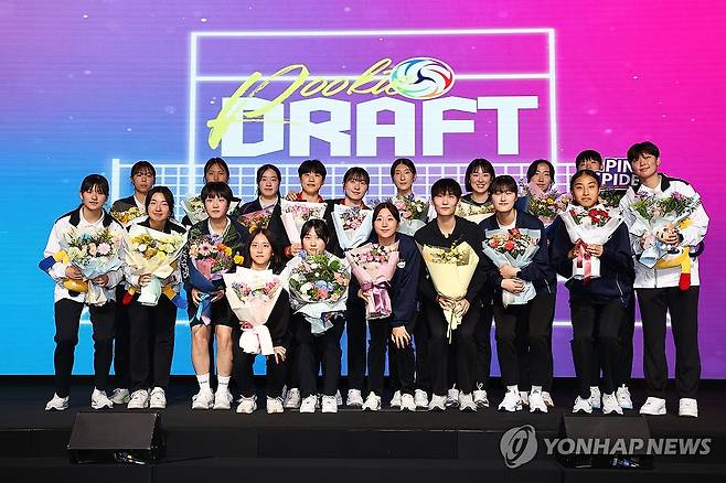 2024년 여자배구 신인드래프트 모습 (서울=연합뉴스) 서대연 기자 = 3일 오후 서울 강서구 메이필드 호텔에서 열린 2024-2025 KOVO 여자 신인선수 드래프트에서 지명을 받은 선수들이 기념촬영을 하고 있다. 2024.9.3 dwise@yna.co.kr