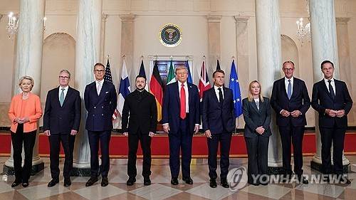 18일 백악관에서 단체 기념사진 찍는 미·우크라·유럽 정상들 [로이터 연합뉴스 자료사진. 재판매 및 DB 금지]