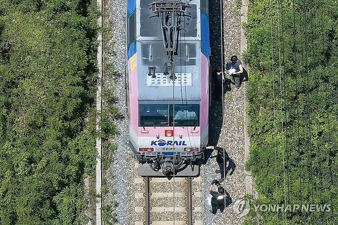 선로 작업자 사망사고…열차 조사하는 경찰 (청도=연합뉴스) 윤관식 기자 = 무궁화호 열차가 선로 인근에서 작업 중이던 근로자 7명을 치는 사고가 발생한 19일 경북 청도군 화양읍 삼신리 청도소싸움 경기장 인근 경부선 철로에서 경찰과 소방, 코레일 등 관계자들이 사고가 난 무궁화호 열차를 조사하고 있다. 2025.8.19 psik@yna.co.kr