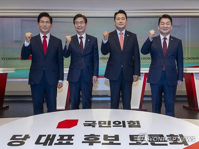 국민의힘 당 대표 후보 3차 토론회 (서울=연합뉴스) 국민의힘 당 대표 선거에 출마한 후보들이 19일 서울 중구 TV조선 스튜디오에서 열린 6차 전당대회 3차 텔레비전 토론회에 앞서 파이팅을 외치고 있다.
     (왼쪽부터) 김문수, 조경태, 장동혁, 안철수 후보. 2025.8.19 [국회사진기자단] hkmpooh@yna.co.kr