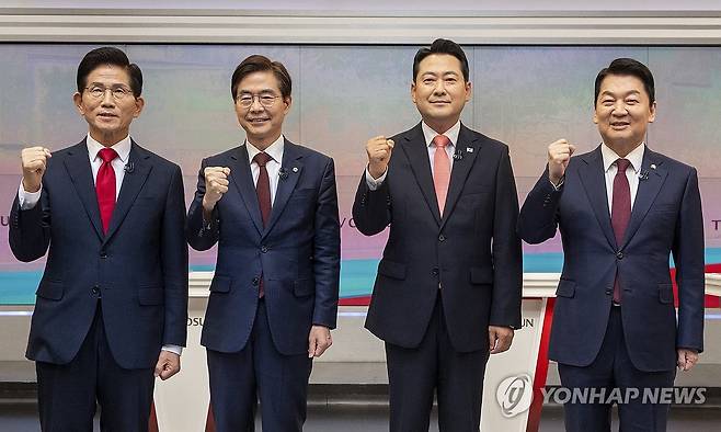 국민의힘 당 대표 후보 3차 토론회 (서울=연합뉴스) 국민의힘 당 대표 선거에 출마한 후보들이 19일 서울 중구 TV조선 스튜디오에서 열린 6차 전당대회 3차 텔레비전 토론회에 앞서 파이팅을 외치고 있다.
     (왼쪽부터) 김문수, 조경태, 장동혁, 안철수 후보. 2025.8.19 [국회사진기자단] hkmpooh@yna.co.kr