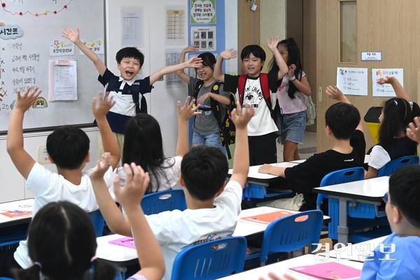 여름방학을 마치고 개학이 시작된 20일 오전 수원시 팔달구 매산초등학교 3학년 학생들이 활짝 웃으며 친구들과 반갑게 인사를 나누고 있다. 2025.8.20 /최은성기자 ces7198@kyeongin.com