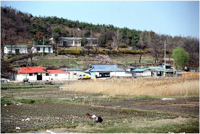 ▲&nbsp;1990년대 청라도 마을과 창영초등학교 청라도분교. /사진제공=서구