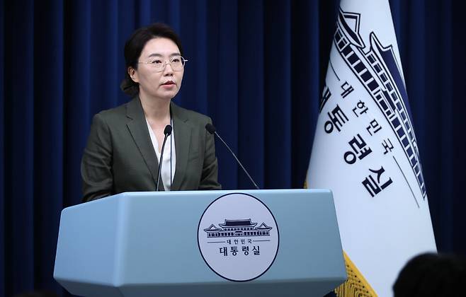 ▲ 강유정 대변인이 19일 용산 대통령실 기자회견장에서 이재명 대통령의 경제단체 및 기업인 간담회 관련 브리핑을 하고 있다. /연합뉴스
