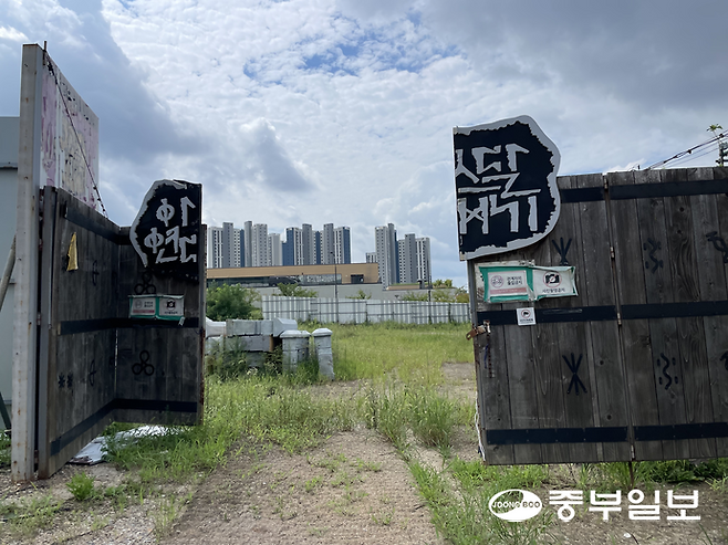 지난 19일 취재진이 찾은 오산시 아스달연대기 드라마세트장 모습. 아스달연대기 이름이 적힌 정문만이 이곳이 과거 드라마 세트장이었다는 사실만 전해주고 있다. 김이래 기자