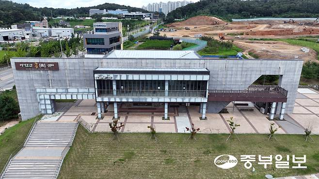 19일 오전 오산시 어서오산 휴센터가 인근 드라마센터가 철거되며 방문객의 발길이 끊겨 공허한 모습을 보이고 있다. 노민규기자