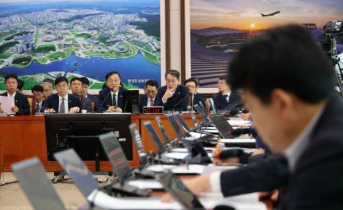 19일 서울 여의도 국회에서 열린 국토교통위원회 전체회의에서 김윤덕 국토교통부 장관이 의원 질의에 답하고 있다. 연합뉴스