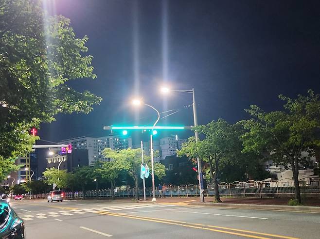 울산 중구 남외동 종합운동장보조경기장 옆 도로에 LED차량신호등보조장치가 설치됐다.