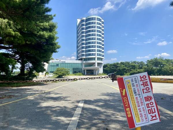 2020년 코로나19 확산 이후 사실상 폐업 상태인 양산 통도환타지아가 장기간 방치되면서 크고 작은 부작용을 낳고 있다. 사진은 통도환타지아 콘도 전경. /이현희 기자&nbsp;