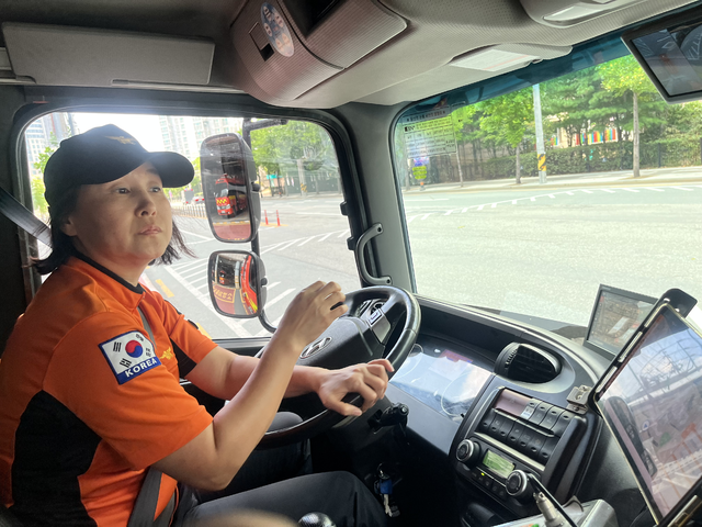 소방화학차량을 운전하는 북부소방서 김혜영 소방장. 김정원 기자