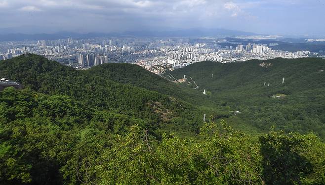 호국정신이 깃든 대구 남구 앞산에는 풍부한 문화유산과 관광자원을 활용하기 위한 사업들이 다양하게 추진되고 있다. 사진은 앞산 전경