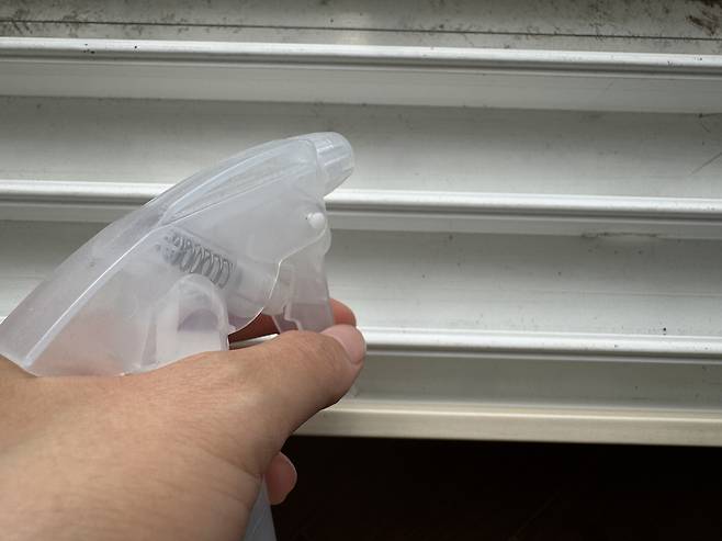 창틀_분무기_사진_jpg