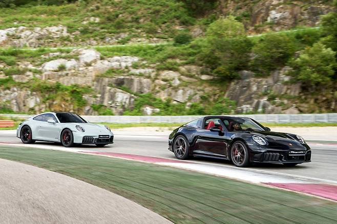 신형 911 GTS T-하이브리드가 서킷을 달리고 있다. 사진=포르쉐코리아