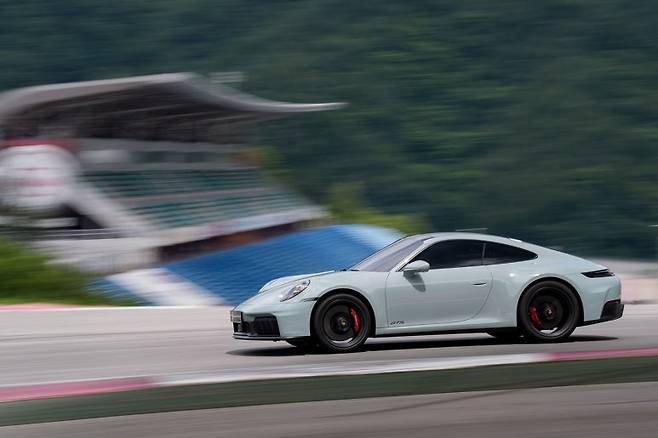 트랙을 주행 중인 신형 911 GTS-하이브리드. 사진=포르쉐코리아