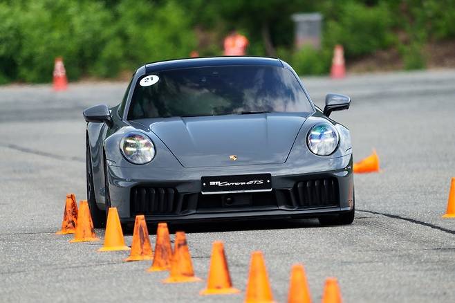 911 GTS 터보 하이브리드에는 리어 액슬 스티어링이 적용돼, 좁은 곳에서 한 번에 회전을 할 수 있다. 사진=포르쉐 코리아