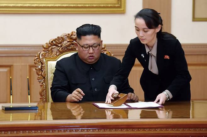 김정은 국무위원장이 지난 2018년 9월19일 평양공동선언 합의문에 서명하고 있다. 오른쪽은 김여정 노동당 제1부부장 (사진=연합뉴스)