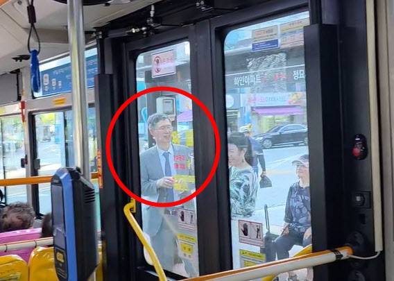 부산 한 버스 정류장에서 문형배 전 헌법재판소장 권한대행이 목격돼 화제다. (사진=보배드림 캡처)