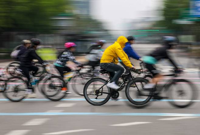 지난 5월 서울 종로구 광화문광장에서 열린 2025 서울 자전거 대행진에서 참가자들이 목적지인 상암 월드컵공원을 향해 힘차게 출발하고 있다. (사진 = 뉴시스)