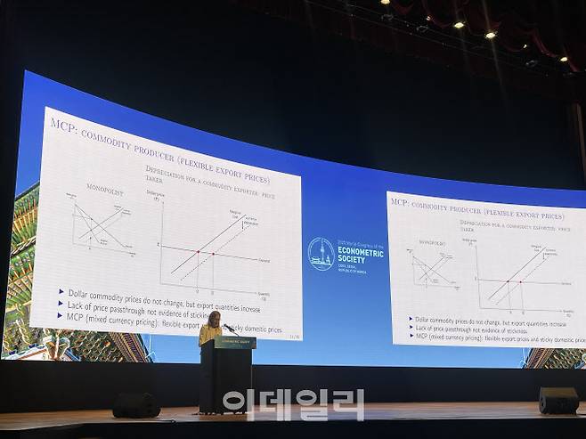 20일 서울 코엑스에서 열린 세계경제학자대회에서 ‘달러 패권과 통화정책’을 주제로 실바나 테네이로 런던정경대(LSE) 교수가 발표하고 있다. (사진=이정윤 기자)