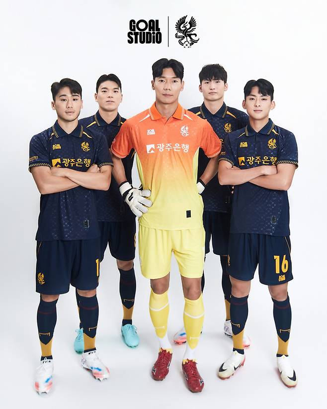 광주FC의 써드 유니폼을 착용한 선수단의 모습