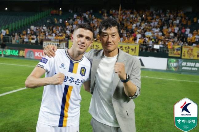 광주FC 아사니와 이정효 감독의 모습