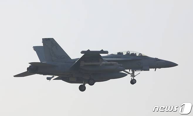 경기 평택시 주한미군 오산공군기지 상공에서 EA-18G 그라울러 전자전기가 비행하고 있다(자료사진) 2023.10.30/뉴스1 ⓒ News1 김영운 기자
