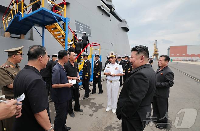북한 노동당 기관지 노동신문은 김정은 당 총비서가 지난 18일 구축함 '최현'호를 방문해 함의 무장체계통합운영시험과정과 구축함 해병들의 훈련 및 생활정형을 료해(점검)했다고 19일 보도했다. [국내에서만 사용가능. 재배포 금지. DB 금지. For Use Only in the Republic of Korea. Redistribution Prohibited] rodongphoto@news1.kr