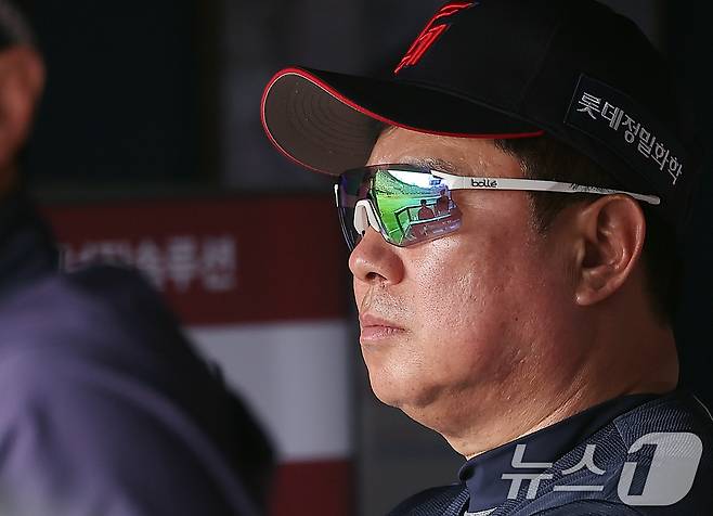 23일 서울 송파구 잠실야구장에서 열린 '2025 신한 SOL 뱅크 KBO리그' 롯데 자이언츠와 LG 트윈스의 경기, 롯데 김태형 감독이 5회말 굳은 표정을 지으며 경기를 지켜보고 있다.2025.3.23/뉴스1 ⓒ News1 김진환 기자