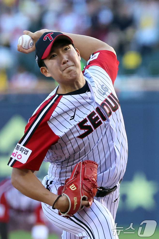 10일 오후 서울 송파구 잠실야구장에서 열린 프로야구 '2025 신한 SOL뱅크 KBO 리그' 한화 이글스와 LG 트윈스의 경기에서 LG 선발 손주영이 역투하고 있다. 2025.8.10/뉴스1 ⓒ News1 황기선 기자