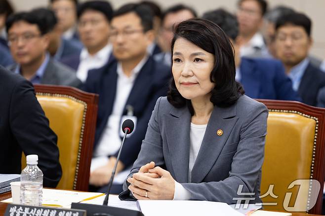 이진숙 방송통신위원장이 20일 서울 여의도 국회에서 열린 제428회 국회(임시회) 과학기술정보방송통신위원회 제1차 전체회의에 출석해 여야 의원들의 의사진행 발언을 지켜보고 있다. ⓒ News1 유승관 기자