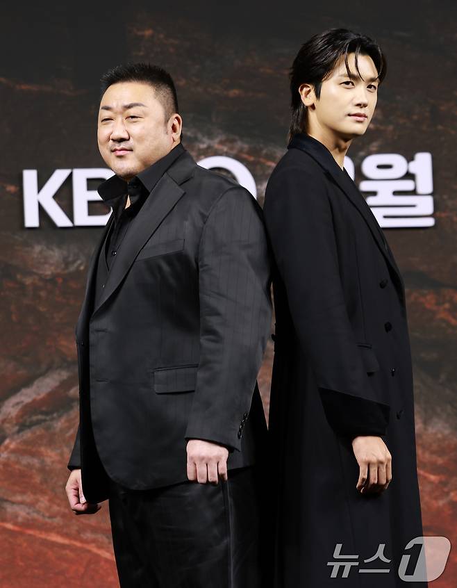 배우 마동석과 박형식(오른쪽)이 20일 오전 서울 중구 앰배서더 서울 풀만 호텔에서 열린 KBS 2TV 토일 미니시리즈 '트웰브' 제작발표회에 참석해 포즈를 취하고 있다. '트웰브'는 동양의 12지신을 모티브로 한 작품으로 인간을 수호하기 위해 인간의 모습으로 살아가고 있는 12천사들이 악의 무리에 맞서는 전투를 그린 액션 히어로물이다. 2025.8.20/뉴스1 ⓒ News1 권현진 기자