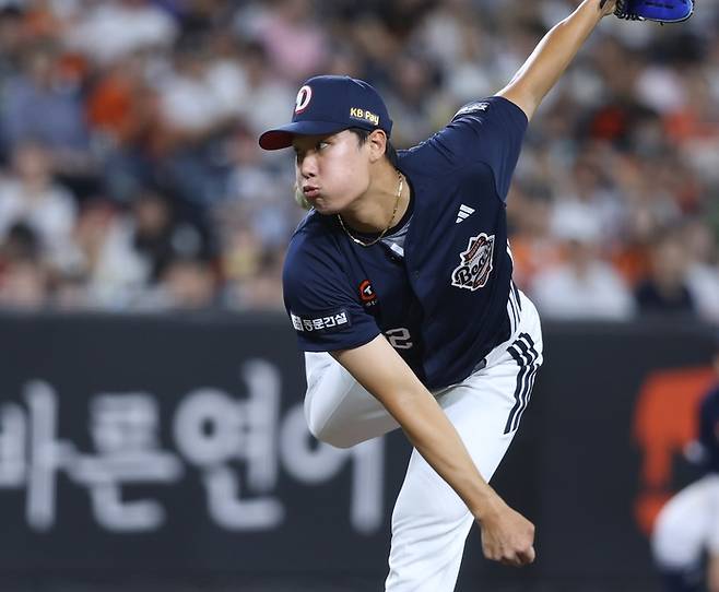 두산 양재훈이 19일 대전 한화생명 볼파크에서 열린 2025 KBO리그 한화전에서 5회 올라와 힘차게 공을 던지고 있다. 사진 | 두산 베어스