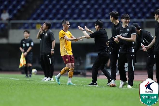 광주의 이정효 감독과 하이파이브를 하는 아사니. 제공 | 한국프로축구연맹