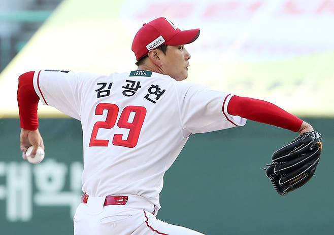 SSG 김광현이 3일 인천SSG랜더스필드에서 열린 2025 KBO리그 삼성전에 선발 등판해 힘차게 공을 던지고 있다. 사진 | SSG 랜더스