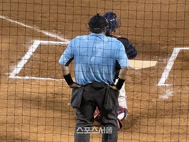 김갑수 주심의 옷이 땀범벅이 됐다. 잠실 | 박연준 기자 duswns0628@sportsseoul.com
