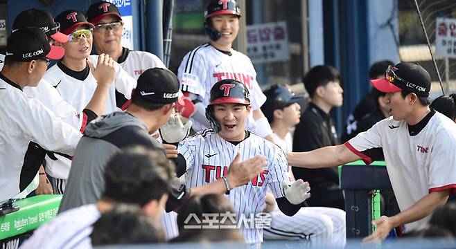 LG선수들이 하이파이브를 하고 있다. 잠실 | 최승섭기자 thunder@sportsseoul.com