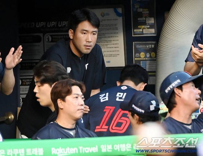 19일 잠실야구장에서 열린 롯데와 LG의 경기, 1회말 수비를 마친 수비진을 맞이하는 캡틴 전준우의 모습. 잠실=허상욱 기자wook@sportschosun.comm/2025.08.19/