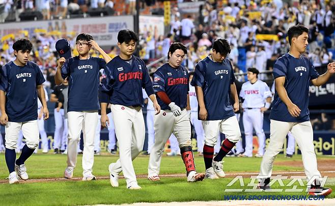 19일 잠실야구장에서 열린 롯데와 LG의 경기, LG가 5대2로 승리했다. 9연패에 빠진 롯데 선수들이 팬들에게 인사하고 있다. 잠실=허상욱 기자wook@sportschosun.com/2025.08.19/