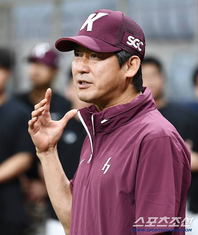 키움 히어로즈 설종진 감독대행이 15일 오후 서울 고척스카이돔에서 선수단과 첫 미팅을 했다. 설 대행이 선수들 앞에서 인사말을 하고 있다. 고척=정재근 기자 cjg@sportschosun.com/2025.7.15/