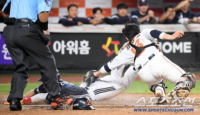19일 대전 한화생명볼파크에서 열린 한화 이글스와 두산 베어스의 경기. 9회초 1사 3루 두산 정수빈 내야 땅볼 때 3루 주자 이유찬이 홈을 파고들고 있다. 대전=박재만 기자 pjm@sportschosun.com/2025.08.19/
